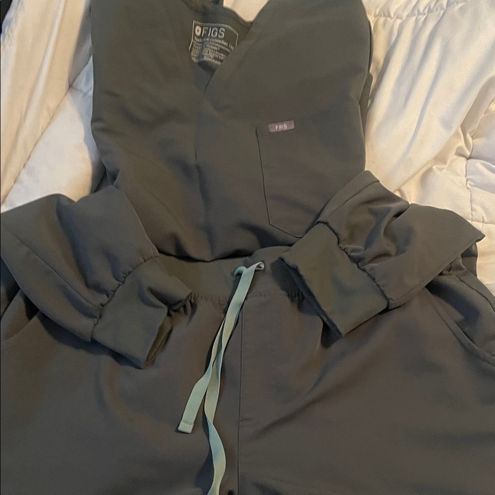 Figs Charcoal Scrub Ensemble